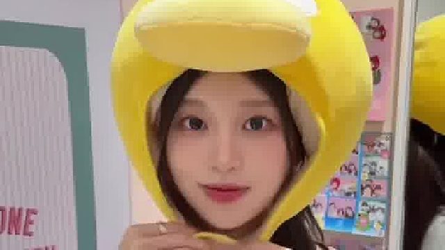 你像夏夜微风，看不见，却填满我整个感官