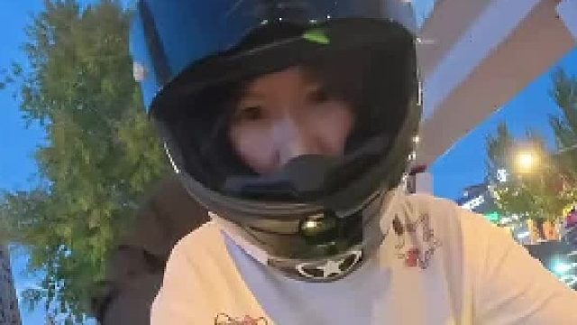 男生坐女生摩托车后座，双手不知道应该放在哪里