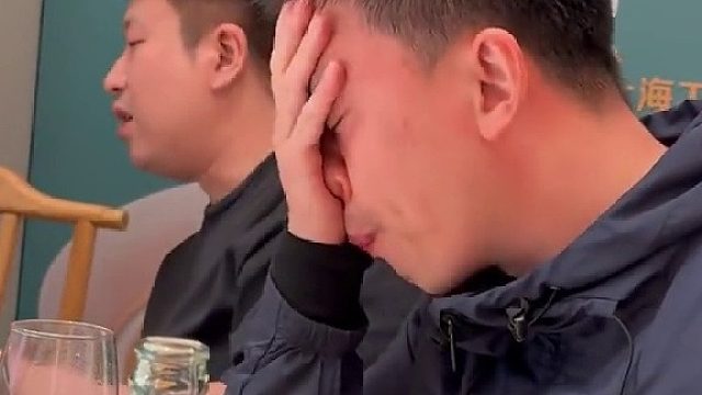 男子为了在餐桌上躲酒的设计