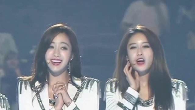 你说这个腿勾肩搭背了没啊