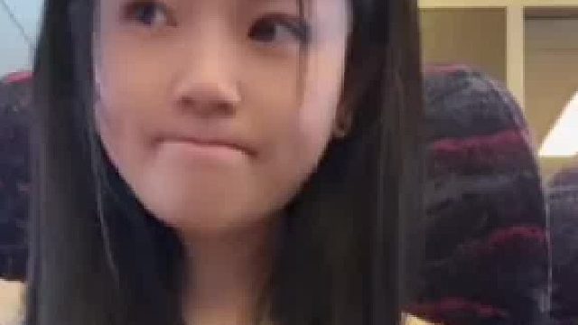 女子在高铁上准备化妆的时候，打开化妆包全是零食