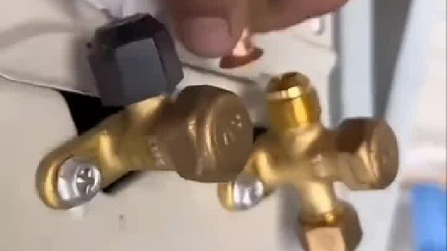 你们快看看，这空调管就差一厘米。