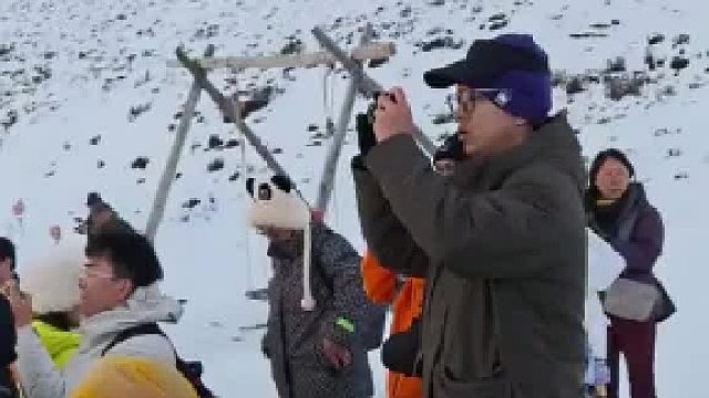 一群摄影师拍金山 结果无人机低飞 众人气坏 网友：影响拍照效果