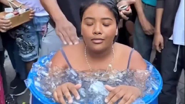 极限耐力挑战，只要躲在冰块里面5分钟，就能赢得两百美刀的大奖