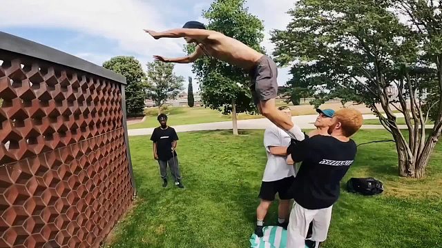 真现实版的人体大炮，跑酷狠人竟准备把队友，当人肉炮弹射上桥