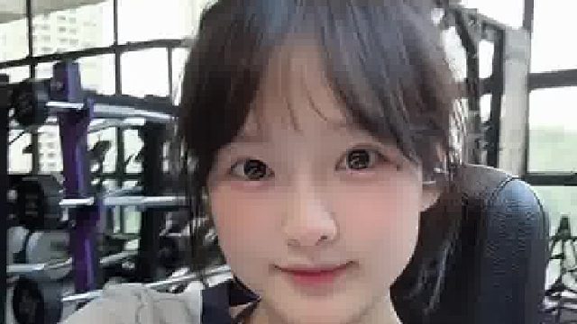 练臀哪有不疯的甜妹全靠可爱硬撑