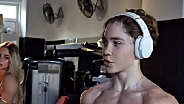 当街健达人遇上专业器械，展现的力量控制令人惊叹！