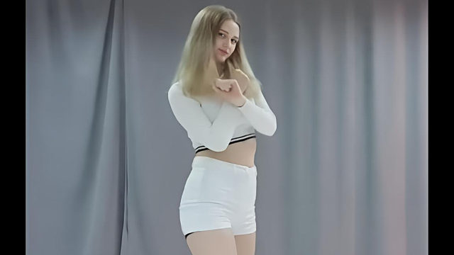 俄罗斯姑娘才艺表演24.04.20_梦露