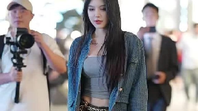 我通过锻炼，我腿已经和她一样细了