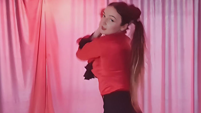 俄罗斯姑娘才艺表演24.04.24_空军(阿妮亚)00