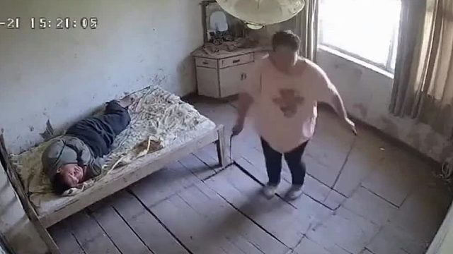 柜子在那瑟瑟发抖