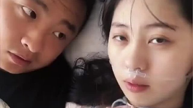老婆医院待产吸氧，老公好奇尝试，吸上后眼神变清澈