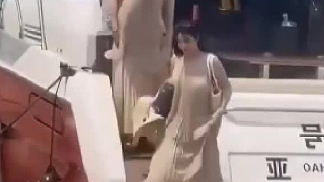 美女下游艇为啥要穿裙子呢