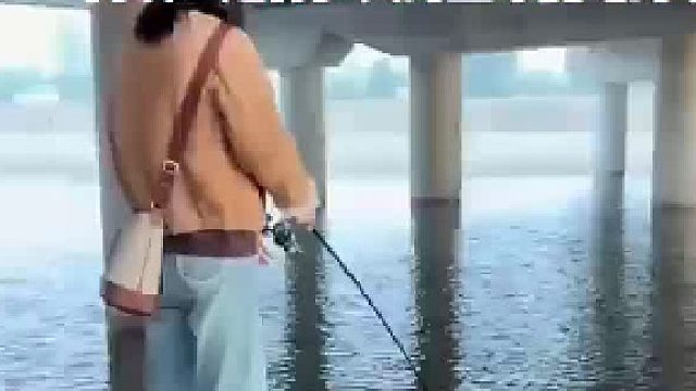 女生钓鱼的时候，买的鱼饵直接把男子震惊了，网友：这得多大的鱼才能吃的下