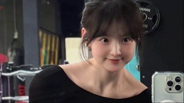 甜妹练腹 线条夺目