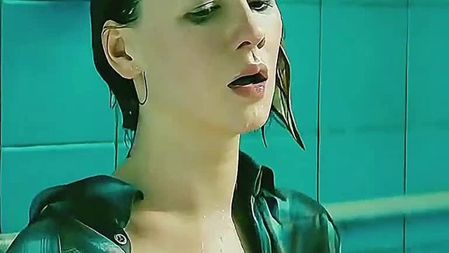 男人独自闯入超市里为的就是买大量的矿泉水