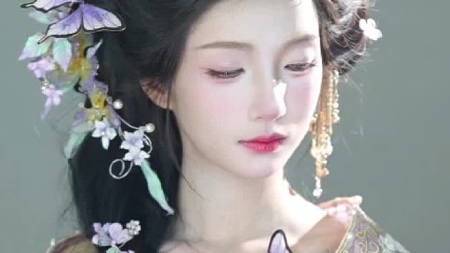 忽见粉蝶潜入窗