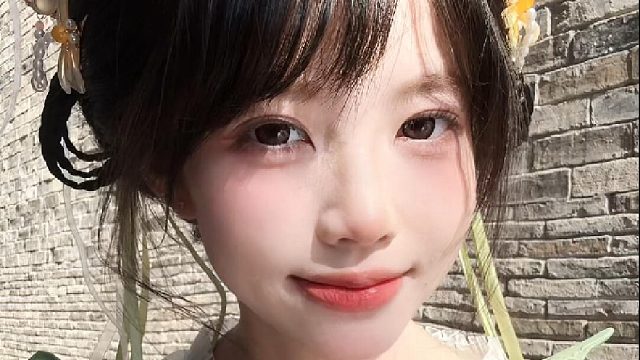 父亲言，名门闺秀须通晓诗词歌赋诸艺。