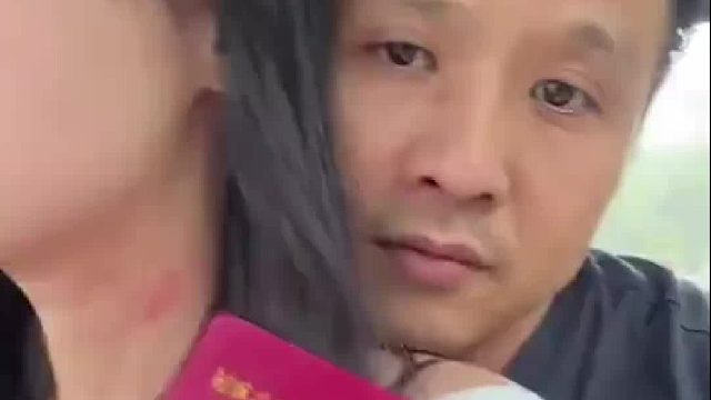 本以为只是男子秀恩爱 镜头一转发现不对劲， ​​​