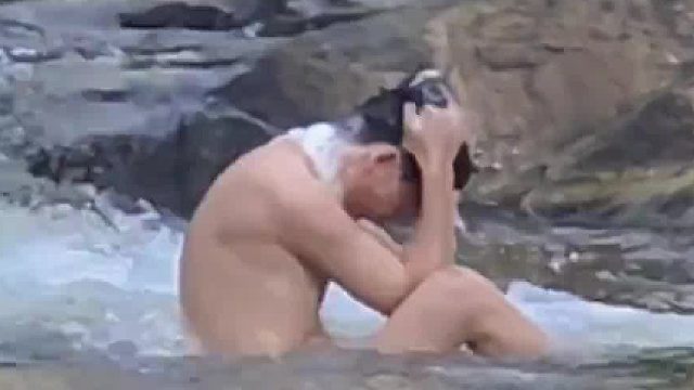 重庆人的松弛感，男子在小溪里洗澡，镜头后退……大吃一惊，“被一群女人围观是什么体验？”  ​​​