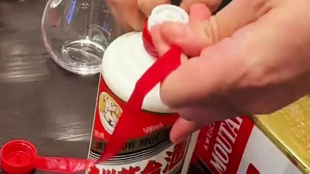 两瓶装不满，三瓶放不下……