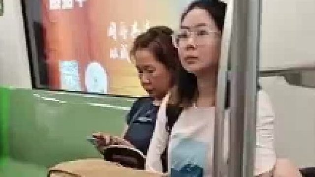 男子见女乘客拉着行李，于是便上前好心提醒一番  ​​​