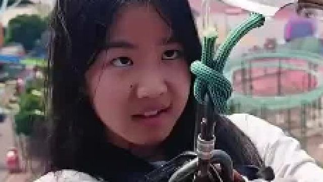 女生挑战 “割绳蹦极”，看着绳子被磕断后坠落 ​​​