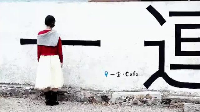 女子去大连旅游，在大字前打卡拍照，网友：我都没往大连那儿想！！ ​​​