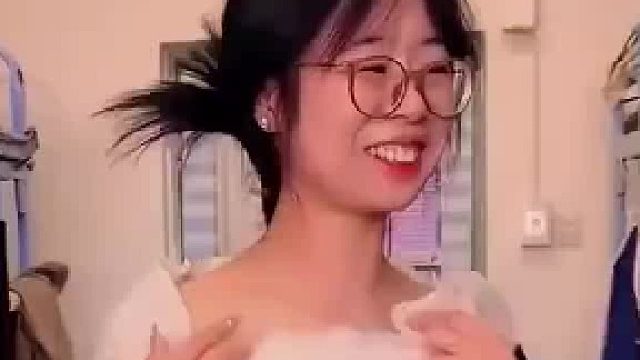 舍友把衣服晾反，荷叶边秒变披肩，和男神的约会都要泡汤了！ ​​​