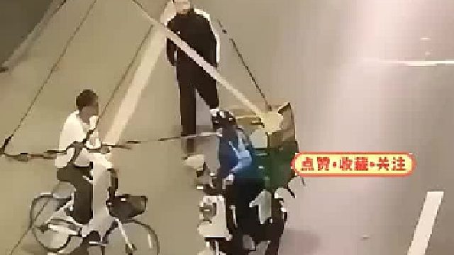外卖员停在路边，突然被小伙下死手，现场视频曝光..​​​