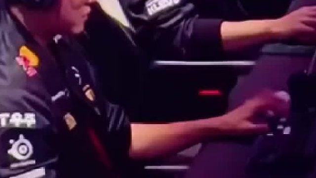 这手速真的是无敌了，Faker手都变形了，网友：都按出残影了