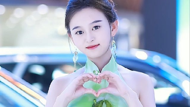 车展发现一个好可爱的小姐姐