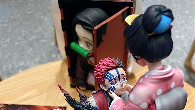 沉浸式带鬼灭的谷子手办，打卡无限城首映