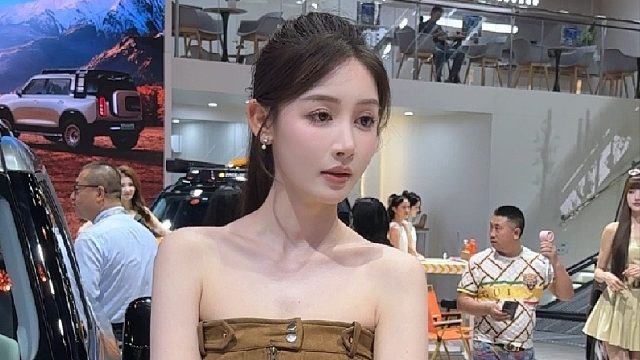 车展现场敏敏跟粉丝聊天