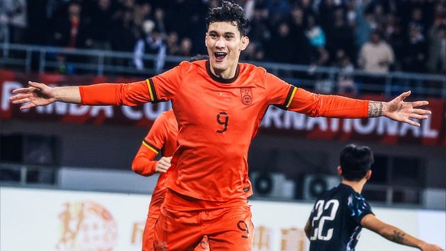 闭嘴庆祝！拜合拉木脚后跟巧射轰双响，U22国足2-0完胜韩国