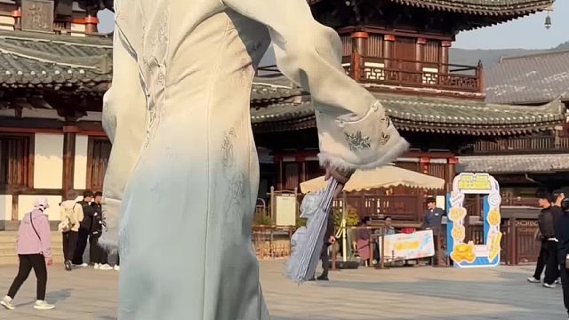 你身上萦绕着，那抹属于她的香水芬芳