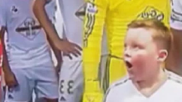 当吉祥物发现偶像就站在旁边时