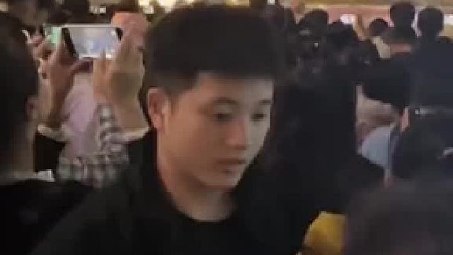 男生正在拍摄 手机突然被拿走