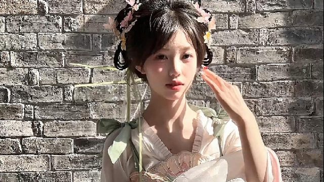 甜美少女身着古韵汉服，尽显俏皮可爱