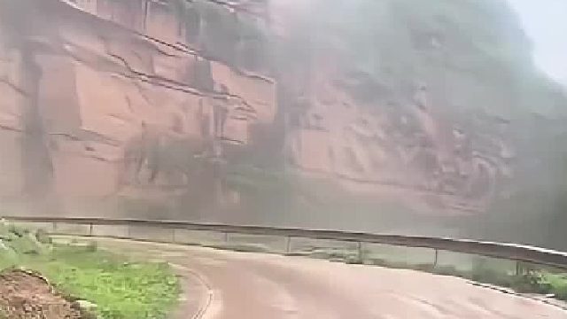 泥石流都敢冲过去，这司机的命真硬