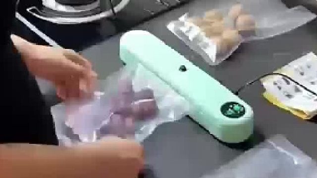 女子网购一个真空包装封口袋