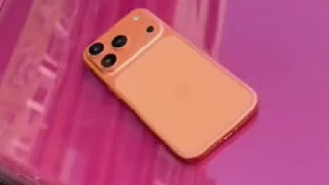 女子往车后备箱上贴了个手机模型，结果大爷以为是真的硬薅下来！