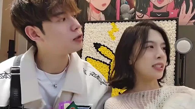 童锦程去静静家看世界杯，怎料她妈妈在家还没睡，下一秒场面太逗了