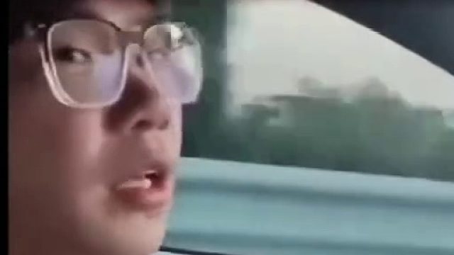 为什么不踢她下去