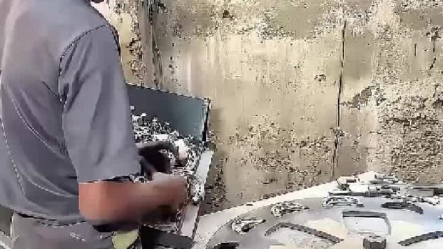 简陋小作坊仅用简单几步就打造出一款车用配件，看完真是涨知识了