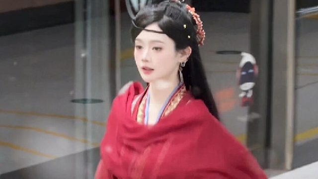 新来的捕快，是个红衣小姑娘。