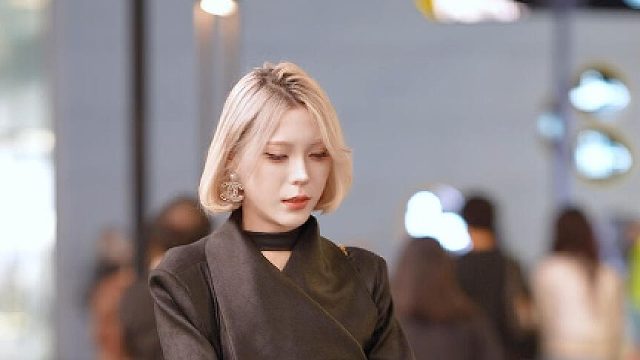 我的生活绕着彩色碎片东升西落