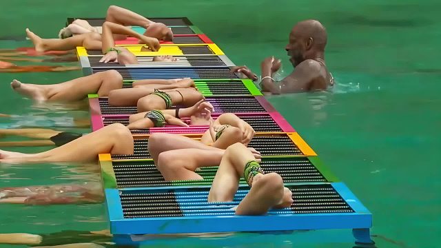 不可思议的耐力挑战，躲在铁栏下面不出来，五万美刀就能抱回家