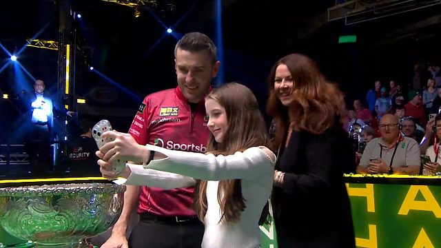 2025冠中冠颁奖仪式，塞尔比捧杯获奖，女儿也太漂亮了吧！