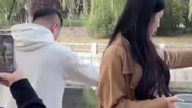 女生摆拍喂鱼的照片，鱼：泼天的富贵 从天而降